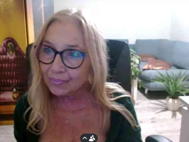 BlondeSofia webcam