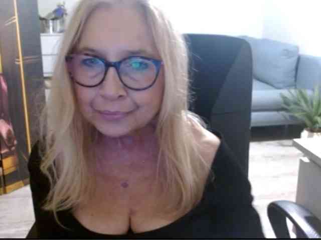 BlondeSofia webcam