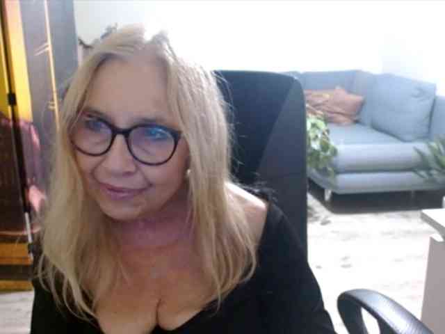 BlondeSofia webcam