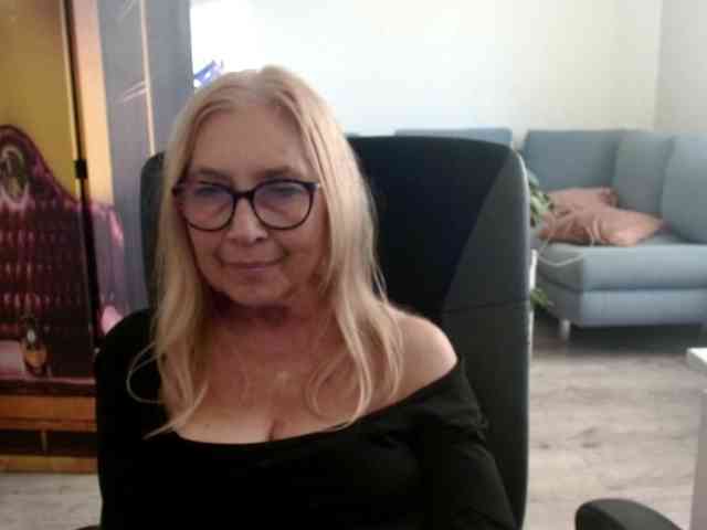 BlondeSofia webcam