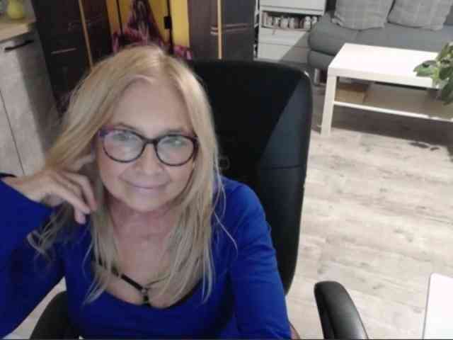 BlondeSofia webcam