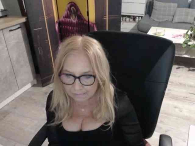 BlondeSofia webcam