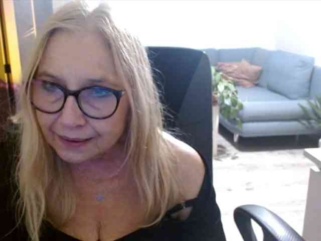 BlondeSofia webcam