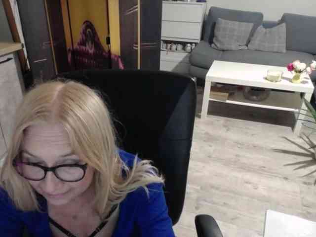 BlondeSofia webcam