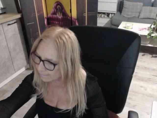 BlondeSofia webcam