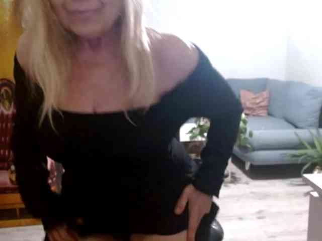 BlondeSofia webcam
