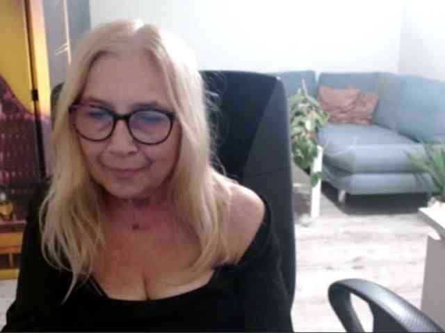 BlondeSofia webcam