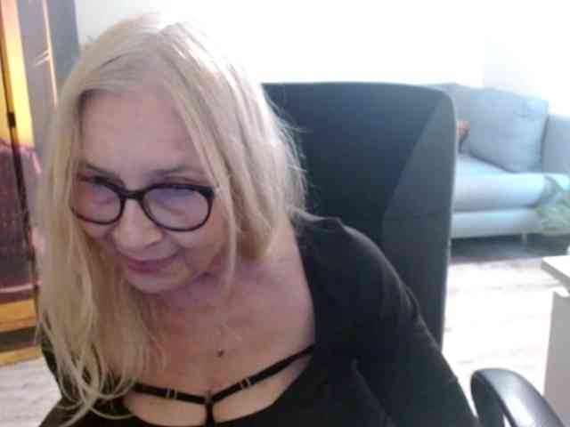BlondeSofia webcam