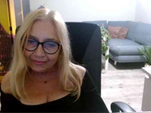BlondeSofia webcam