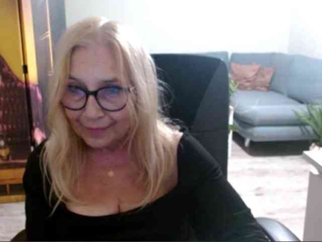 BlondeSofia webcam