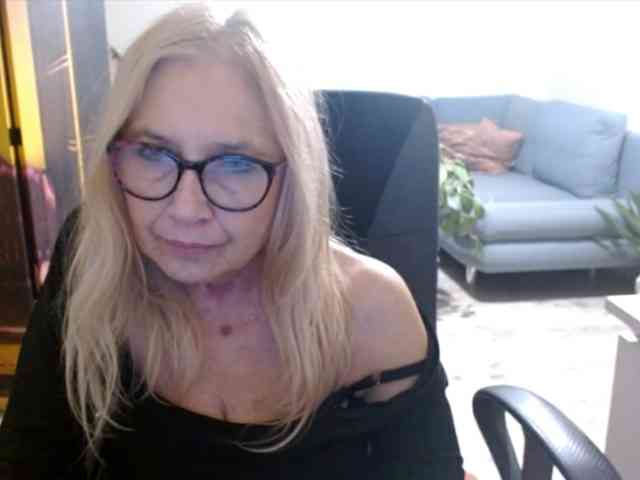 BlondeSofia webcam