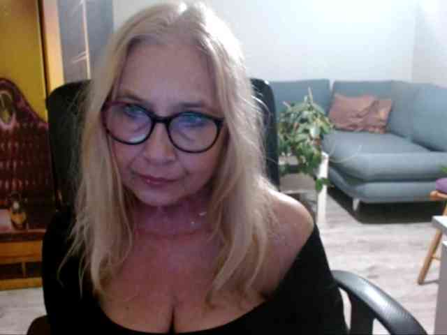BlondeSofia webcam