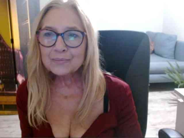 BlondeSofia webcam
