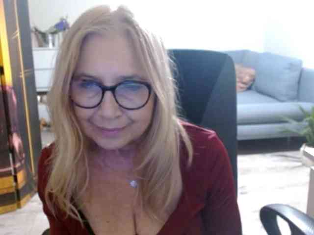 BlondeSofia webcam