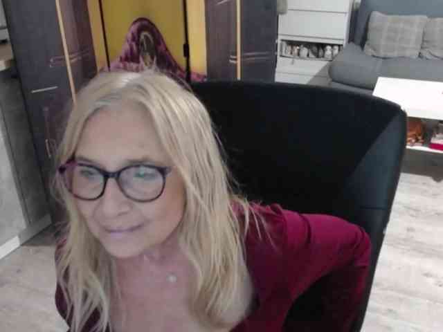 BlondeSofia webcam