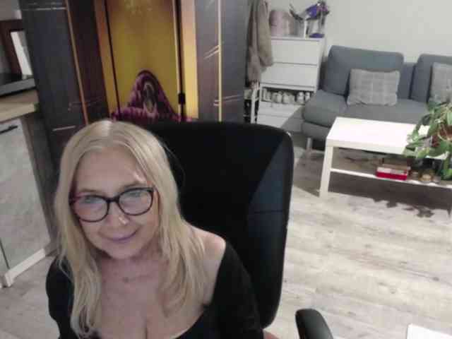 BlondeSofia webcam