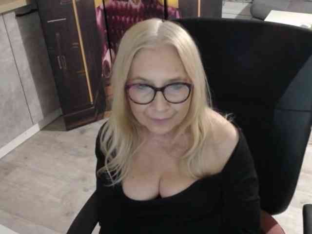 BlondeSofia webcam
