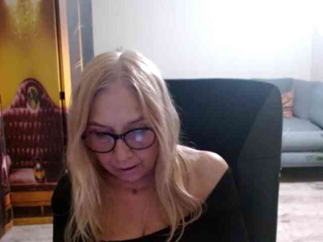 BlondeSofia webcam