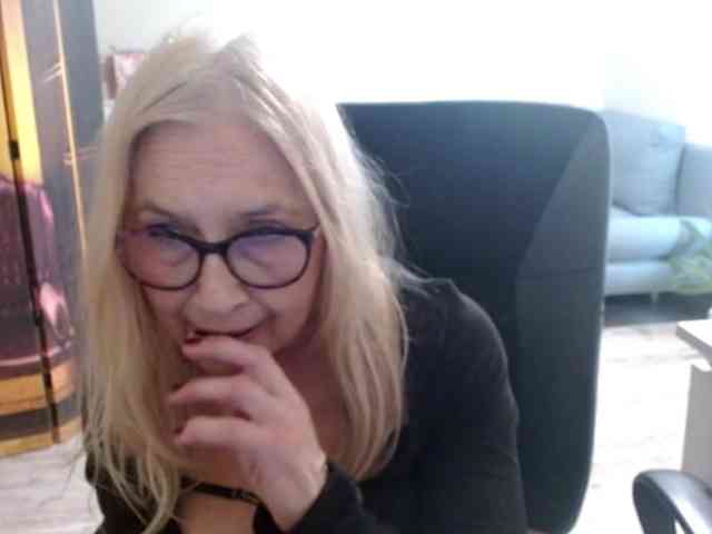 BlondeSofia webcam