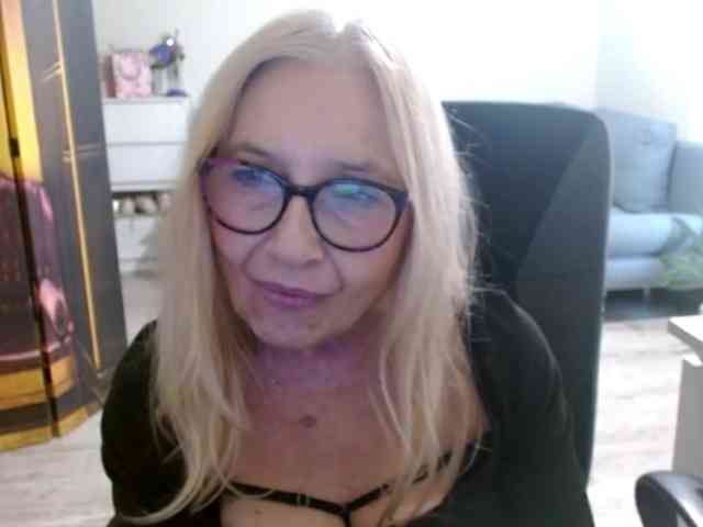 BlondeSofia webcam