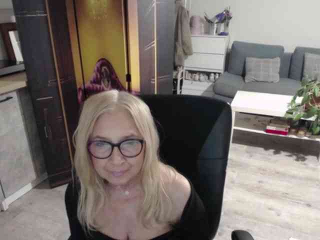 BlondeSofia webcam