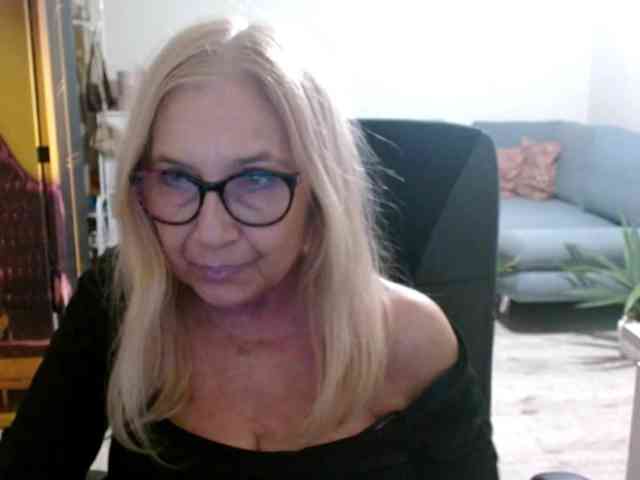 BlondeSofia webcam