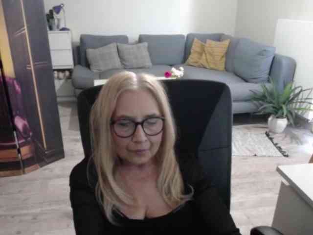 BlondeSofia webcam