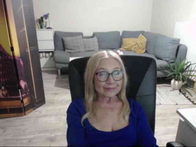BlondeSofia webcam