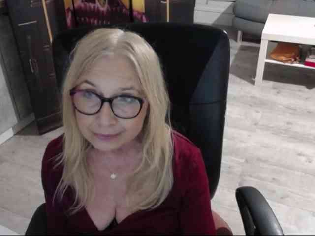 BlondeSofia webcam