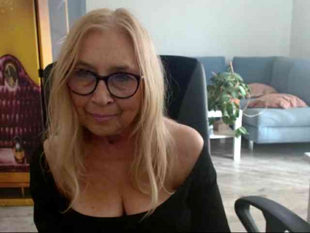 BlondeSofia webcam