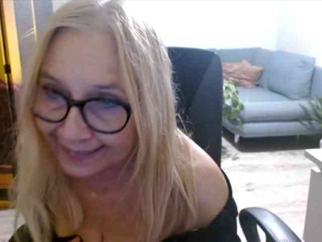 BlondeSofia webcam