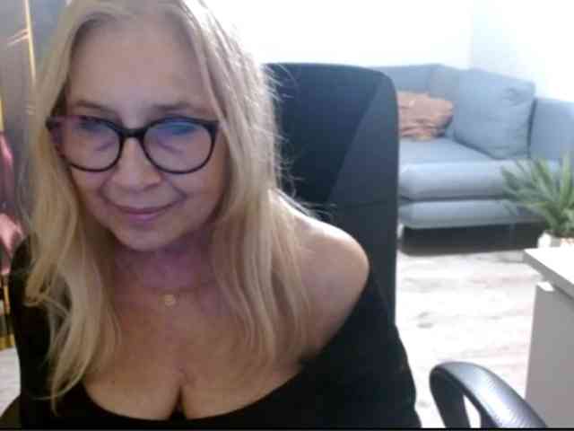 BlondeSofia webcam