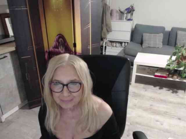 BlondeSofia webcam