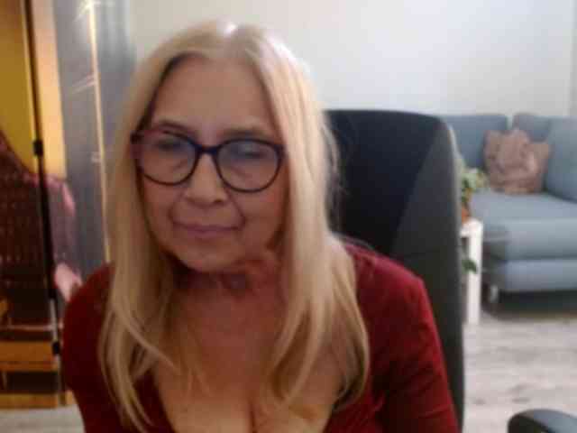 BlondeSofia webcam