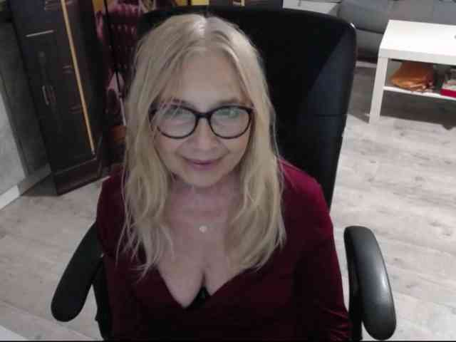 BlondeSofia webcam