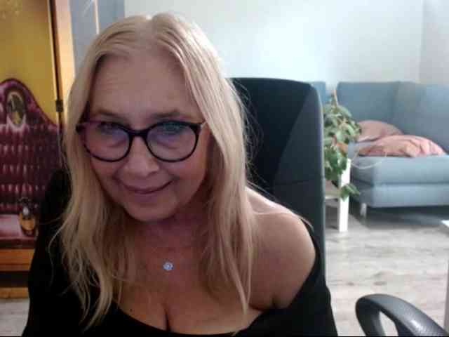 BlondeSofia webcam