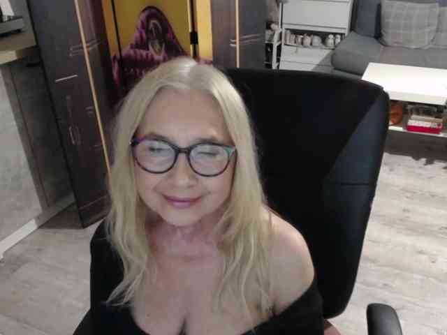BlondeSofia webcam