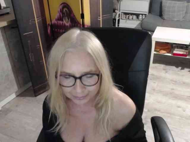BlondeSofia webcam