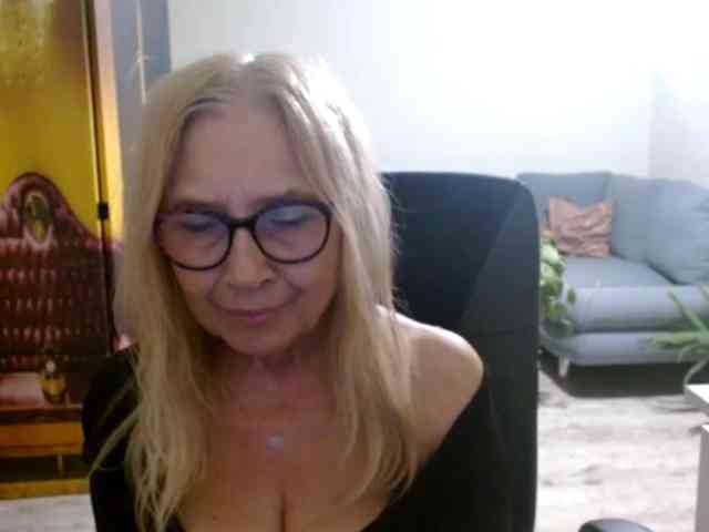 BlondeSofia webcam
