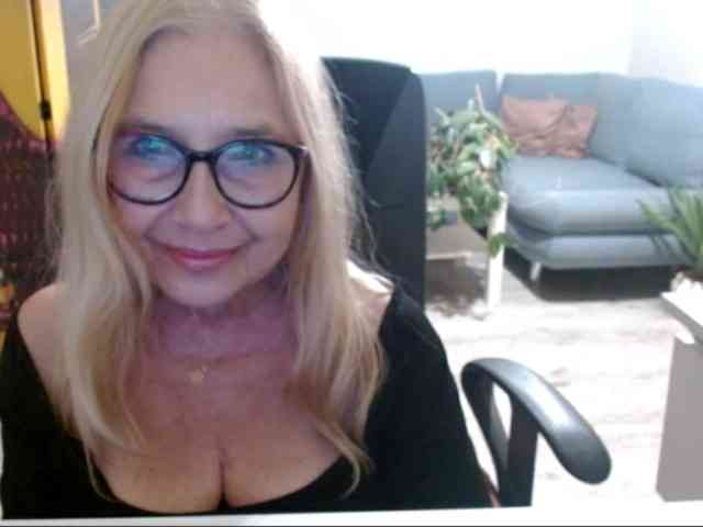 BlondeSofia webcam