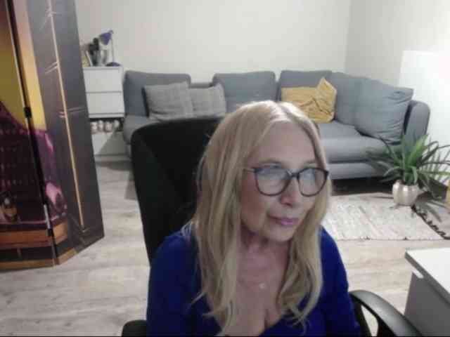 BlondeSofia webcam