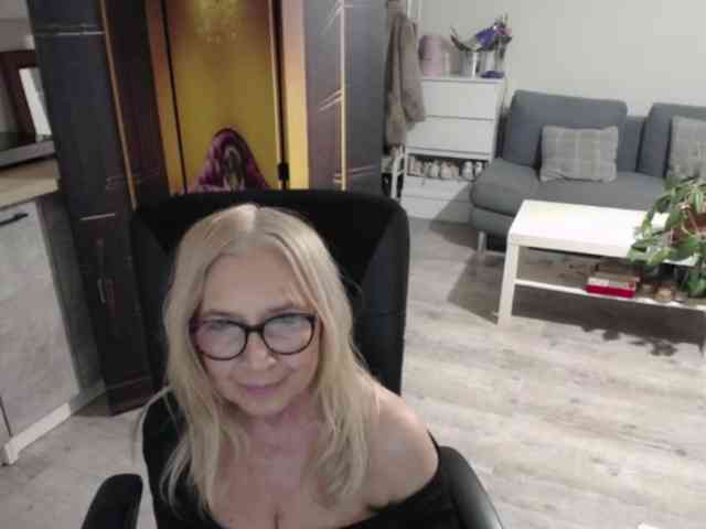 BlondeSofia webcam