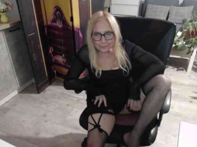 BlondeSofia webcam