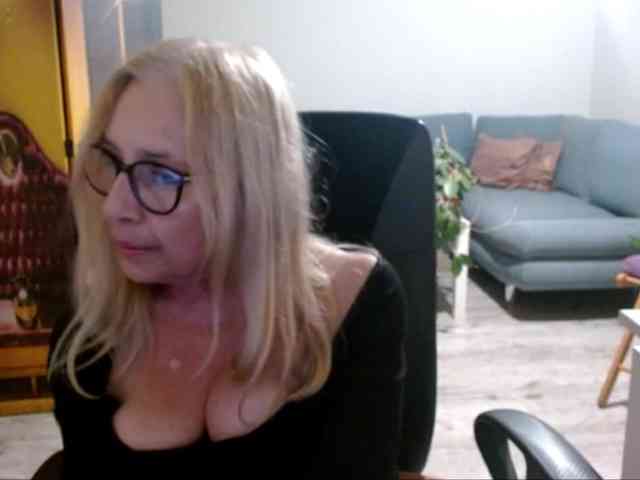BlondeSofia webcam
