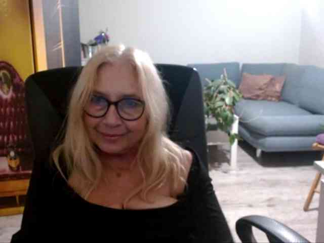 BlondeSofia webcam