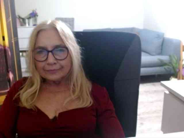 BlondeSofia webcam