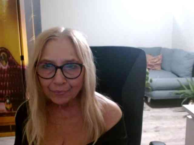 BlondeSofia webcam