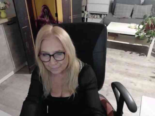 BlondeSofia webcam