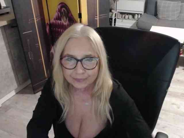 BlondeSofia webcam