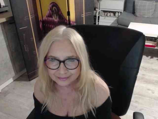 BlondeSofia webcam